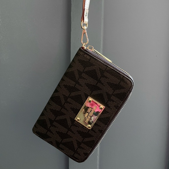 Michael Kors Zip Wristlet - Picture 1 of 4